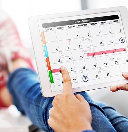 booking dental appointment on calendar